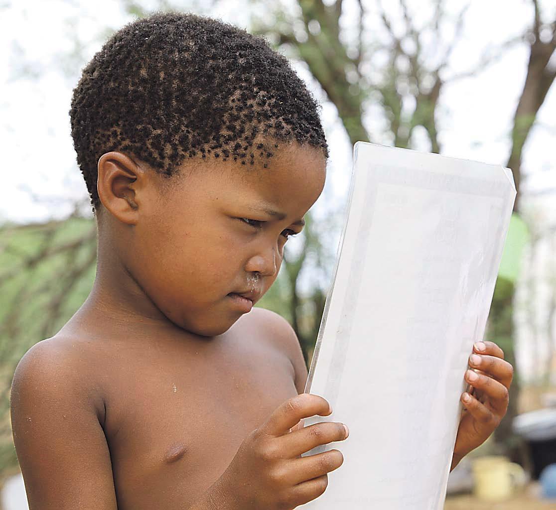 Neljävuotias Qonxobe Xharae tutkii tarkkaan tuoretta syntymätodistustaan. 