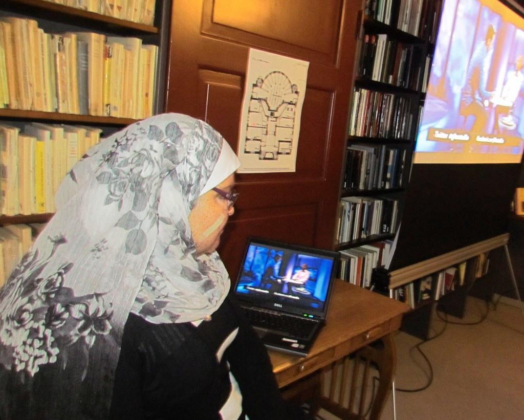 Uskontouutinen. Nahla Hewidy näytti dialogitapaamisessa pätkän television radikalisoitumiskeskustelusta. Kuva: Heidi Rautionmaa