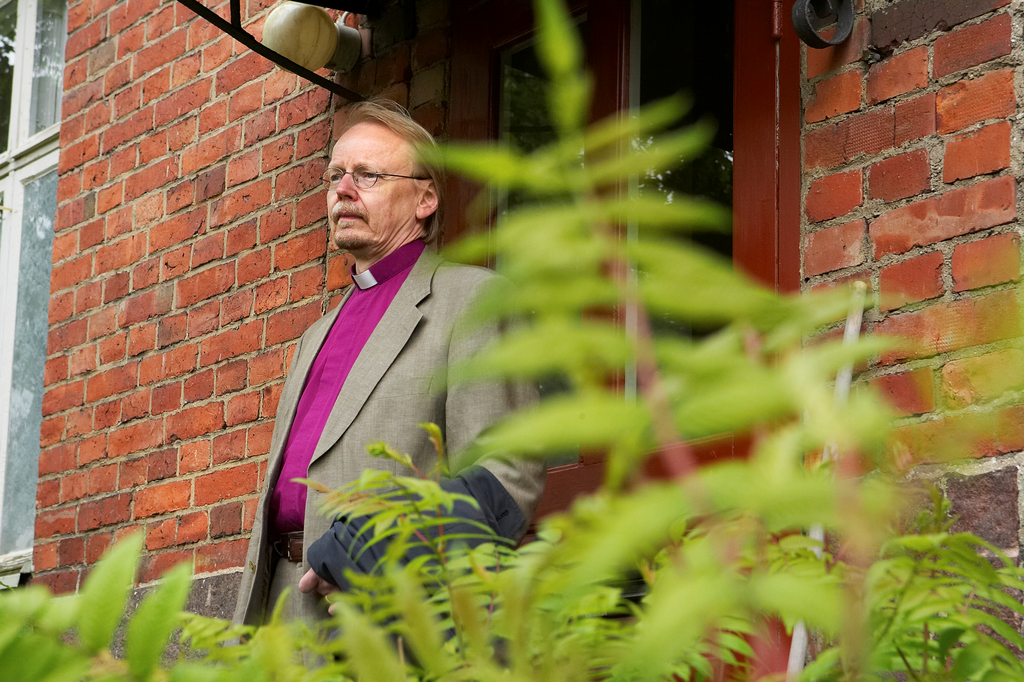 Selittelemättä. Arkkipiispa Kari Mäkinen toivoi, että hänen seksuaalivähemmistöille esittämäänsä anteeksipyyntöön voidaan yhtyä myös muualla kirkossa ja yhteiskunnassa. 