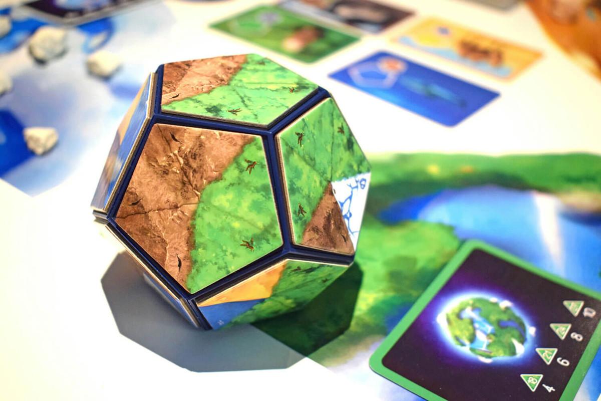 Planet-lautapeliä suositellaan yli 8-vuotiaille. Sitä voi pelata 2–4 pelaajaa.
