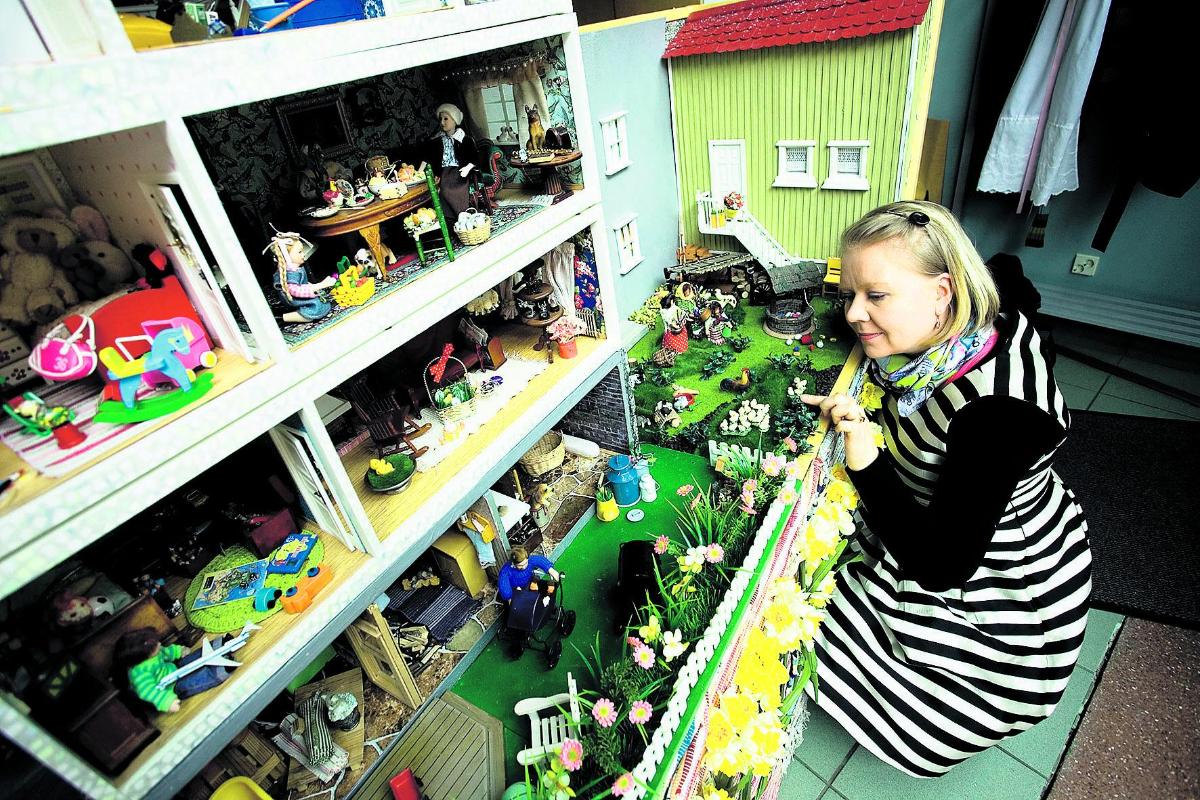 Miniatyyrien maailma. Nuorisonohjaaja Jonna Peitso rakentaa nukkekuvaelman Katukappelin ikkunaan muutaman kerran vuodessa. Kauppakeskuksessa riittää katselijoita.