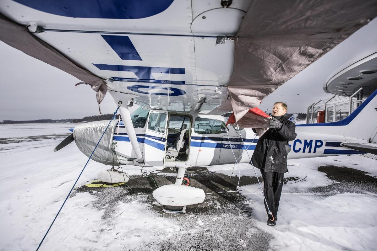 Koneen kimpussa. Lähetyslentäjän työ on erityisen vaativaa, sillä hän on yksin vastuussa sekä koneesta että matkustajista, tuumii Juha Huttunen.