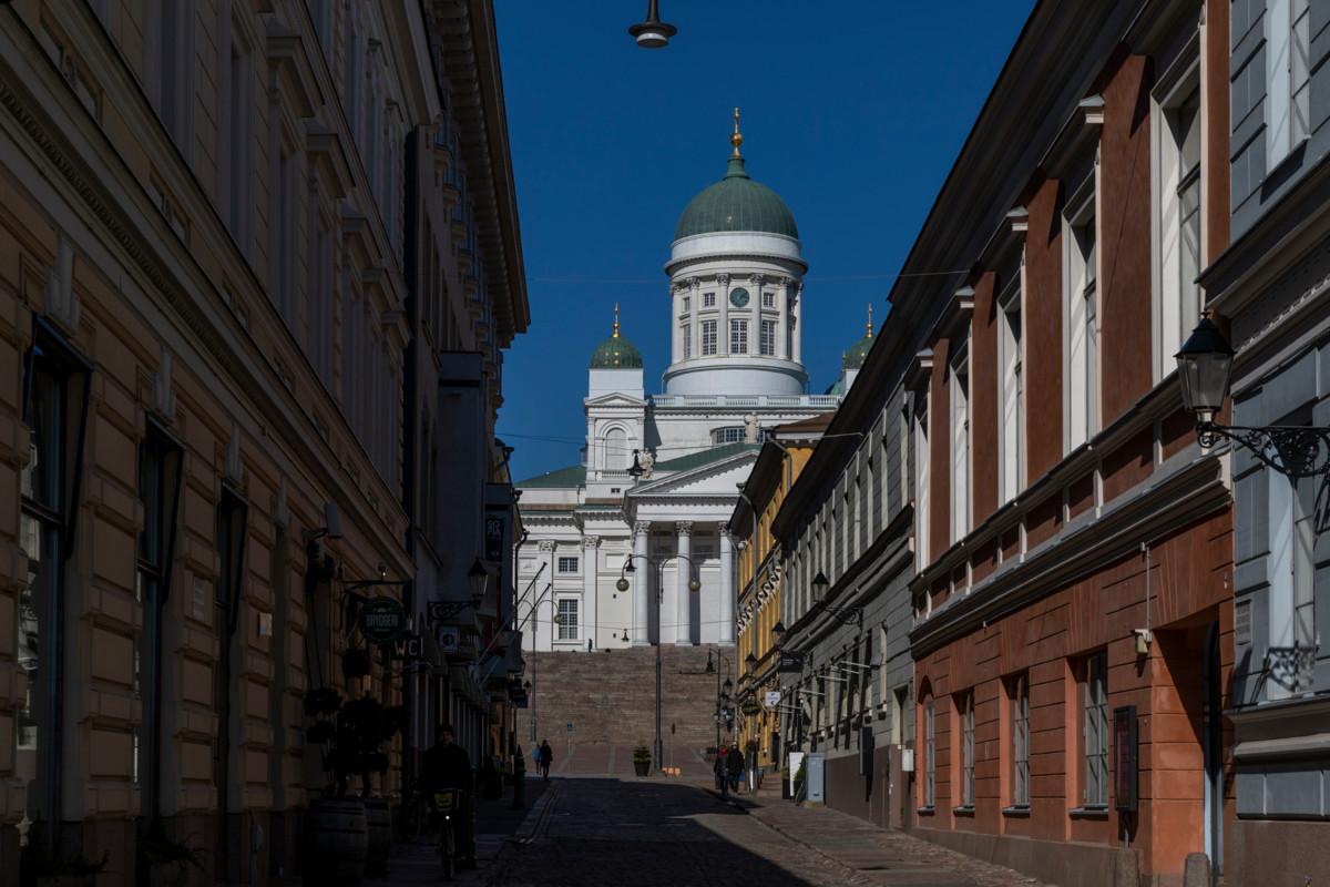 Tavallisesti Helsingin tuomiokirkon edusta vilisee ihmisiä, mutta koronaepidemian aikana kaupunki on hiljentynyt.
