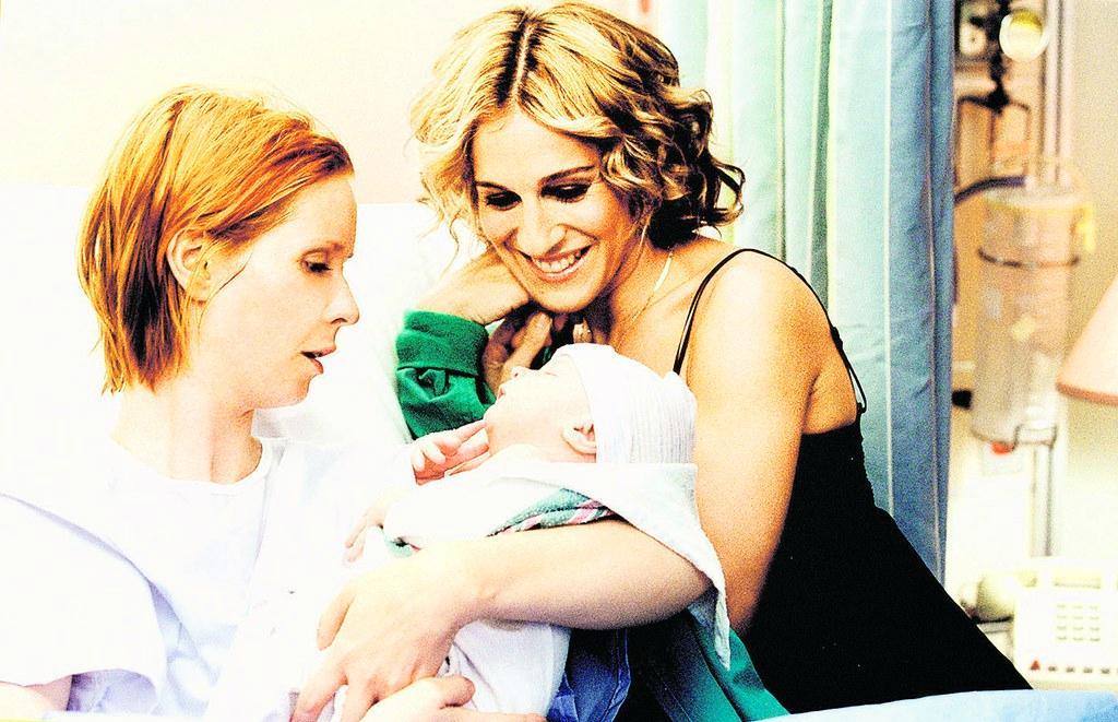 Miranda saa vauvan. Sinkkuelämää-sarjan naiset eivät pysykään ikuisina sinkkuina. Kuva: Nelonen Media