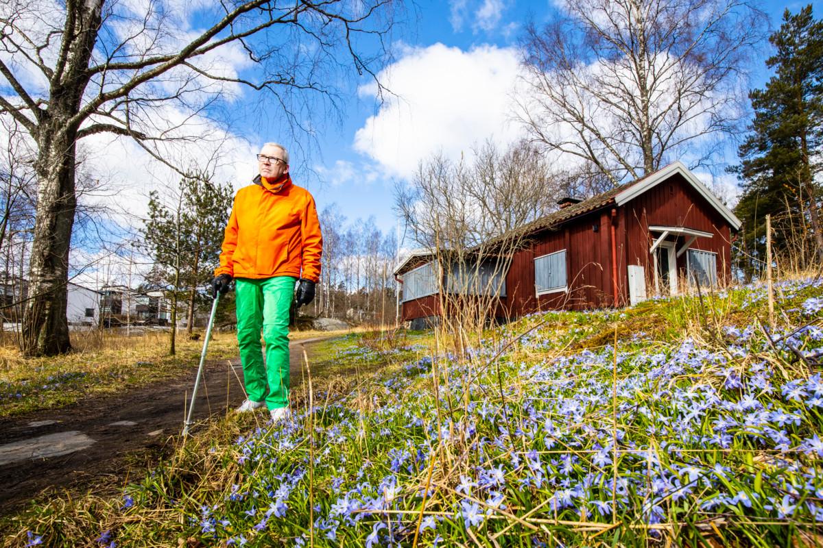 Pauli Löija käy päivittäin kävelyllä. – Tunnen oloni aika virkeäksi. En halua valittaa, sillä koen, että asiani ovat hyvin, hän sanoo.