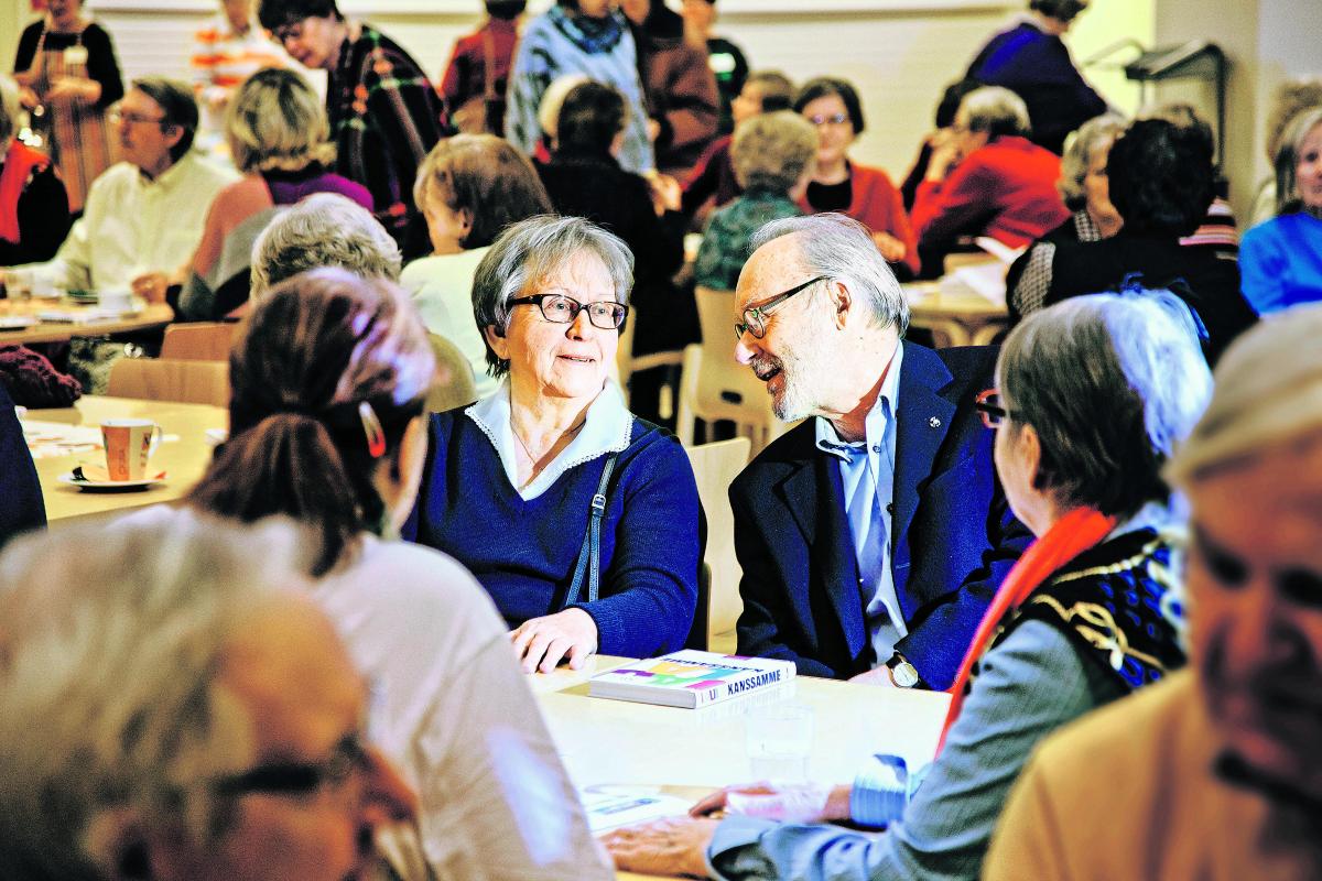 Syvällisyys vetää. Eila ja Vesa Huhtanen tulivat Laajasalosta kuuntelemaan Peter von Baghia. Tieto alustajan vaihtumisesta oli pettymys, mutta kun kerran parkkipaikka löytyi keskustasta, kannatti pysyä paikalla.