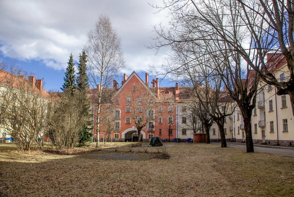 Helsingissä löytyy tilaa ja rauhaa esimerkiksi Vallilassa sijaitsevan Apinalinnan korttelin sisäpihalta, jota kutsutaan Pohjoismaiden suurimmaksi sisäpihaksi.