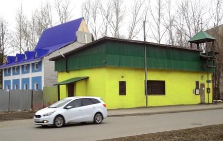 Kazanin uusi kirkko nousee etualalla näkyvän rakennuksen paikalle. Takana näkyy talvella valmistunut seurakuntasalisiipi.