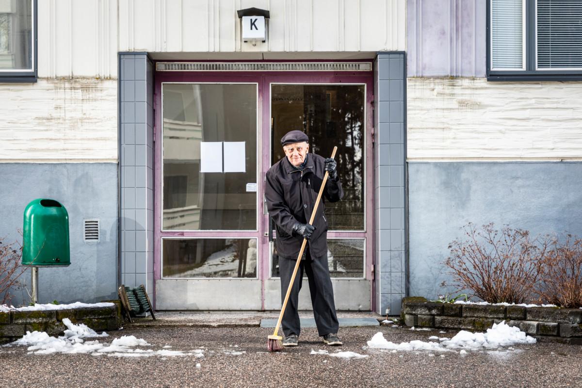 Sakari Närvänen, 90, ulkoilee päivittäin.