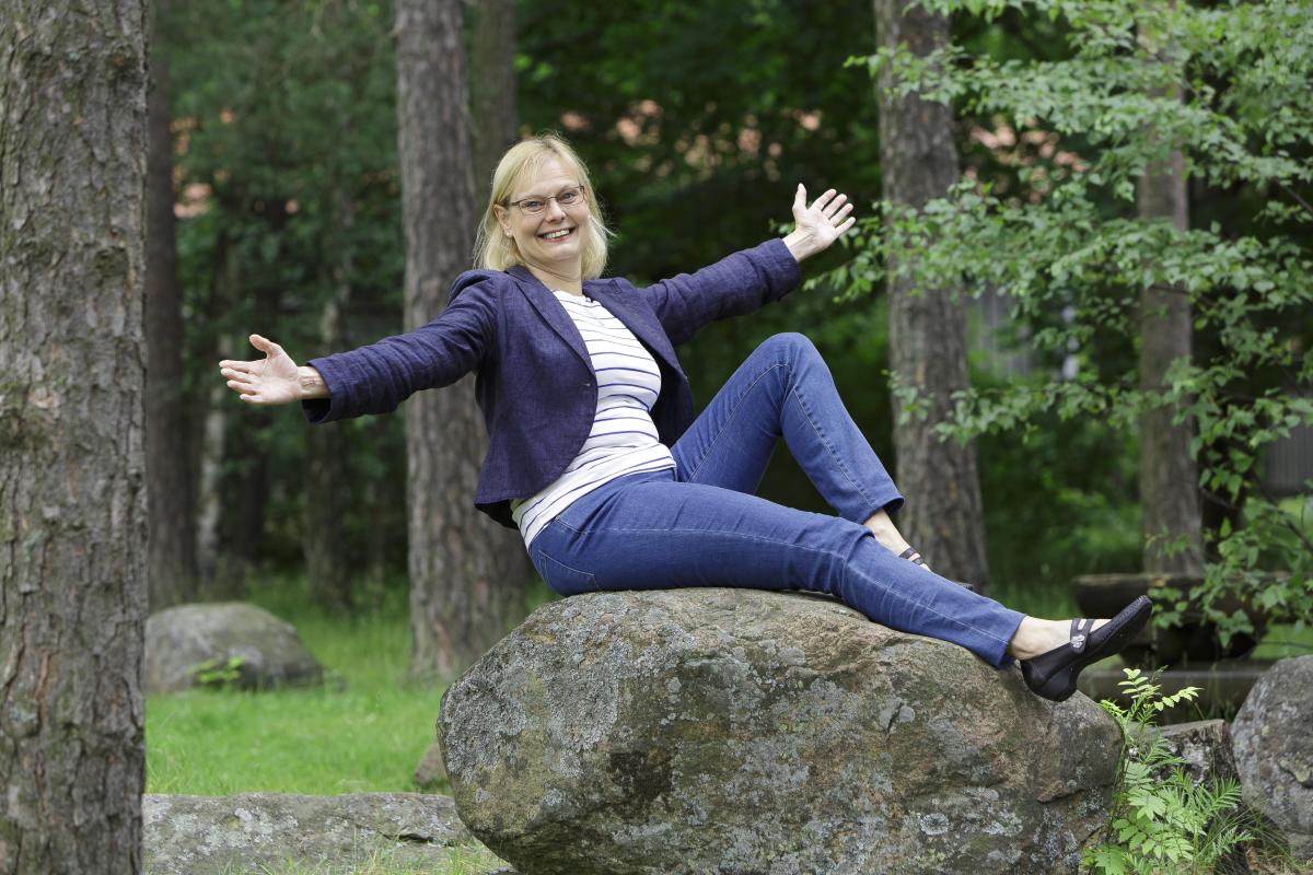 Seija Kärkkäinen opetteli nuorena aikuisena uudelleen toisten ihmisten kohtaamisen. Teatteriharrastus on tuonut siihen lisää rohkeutta.