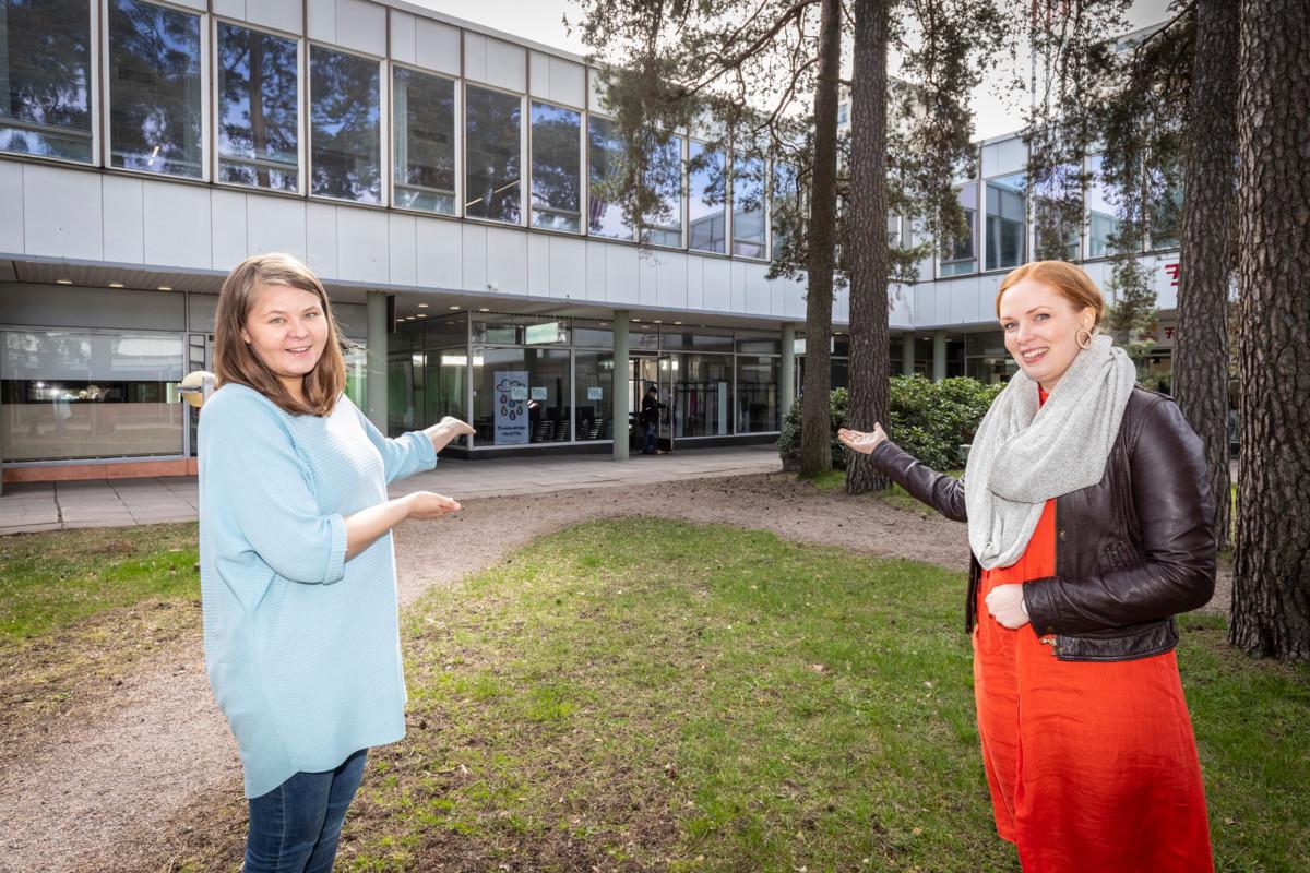 Tervetuloa – mutta vielä täytyy malttaa hetki! Perhetyöntekijät Miia Raninen ja Marjukka Luoma toivovat, että Tapiolan kirkon väistötilasta tulee seurakuntalaisten olohuone.