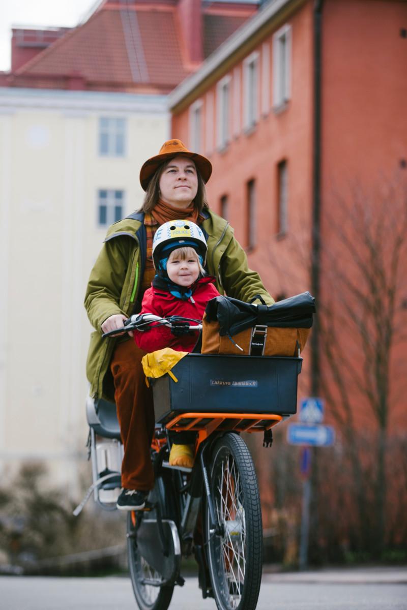 – Elämä tuntuu tarkoitukselliselta, kun saa tehdä pieniä ja isoja asioita muiden hyväksi, sanoo Frank Martela ja ottaa poikansa pyörän kyytiin.