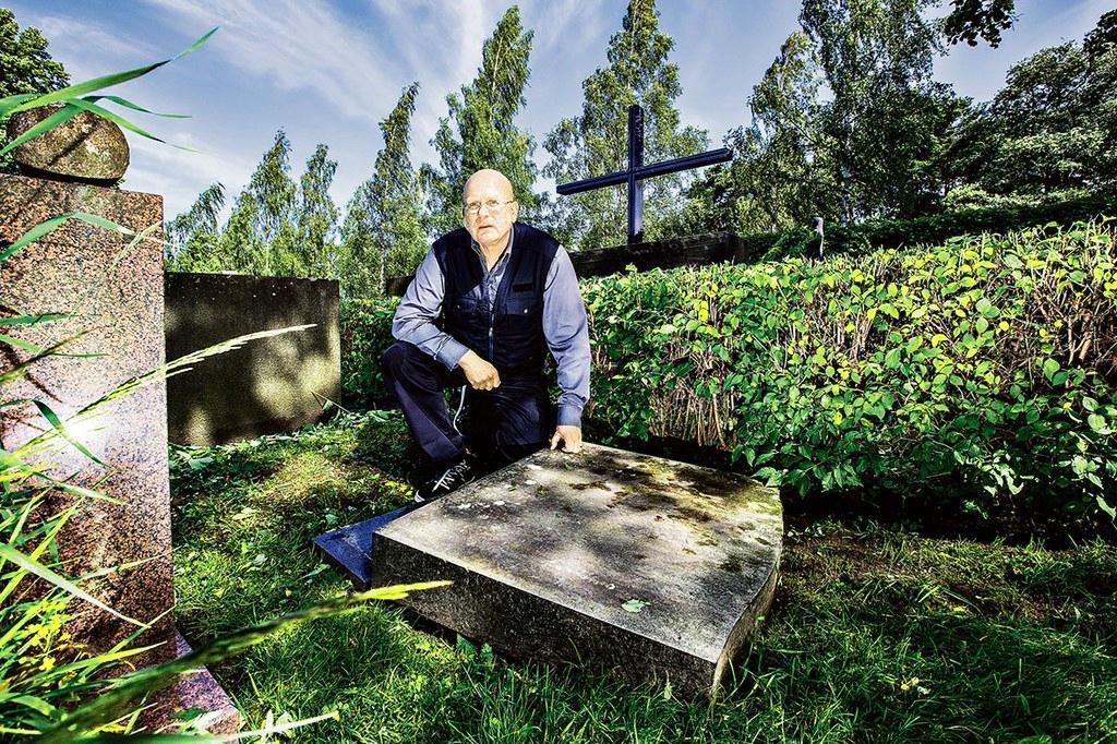 Vaarallinen kivi. Hietaniemen hautausmaan ylipuutarhuri Ari Pipatti esittelee kiveä, joka kaatui huhtikuussa hautausmaan työntekijän jalalle. Luita murtui, ja työntekijä on edelleen sairauslomalla.