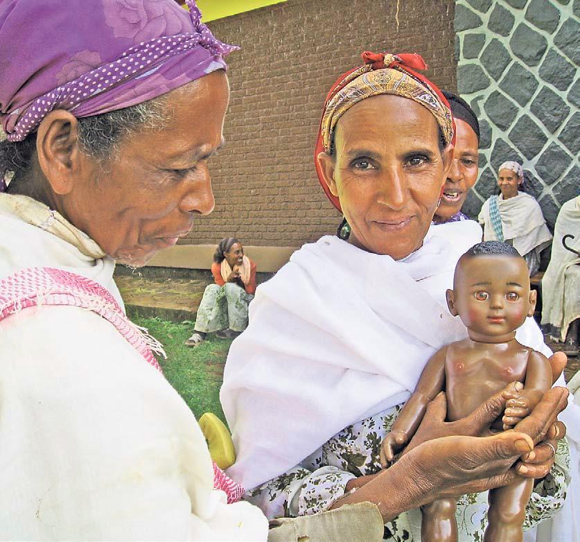 Etiopiassa tehdään valistustyötä vahingollisen perinteen kitkemiseksi. Kuvan isoäiti totesi opetusta saatuaan, ettei hänen lastenlapsiaan ympärileikata. 