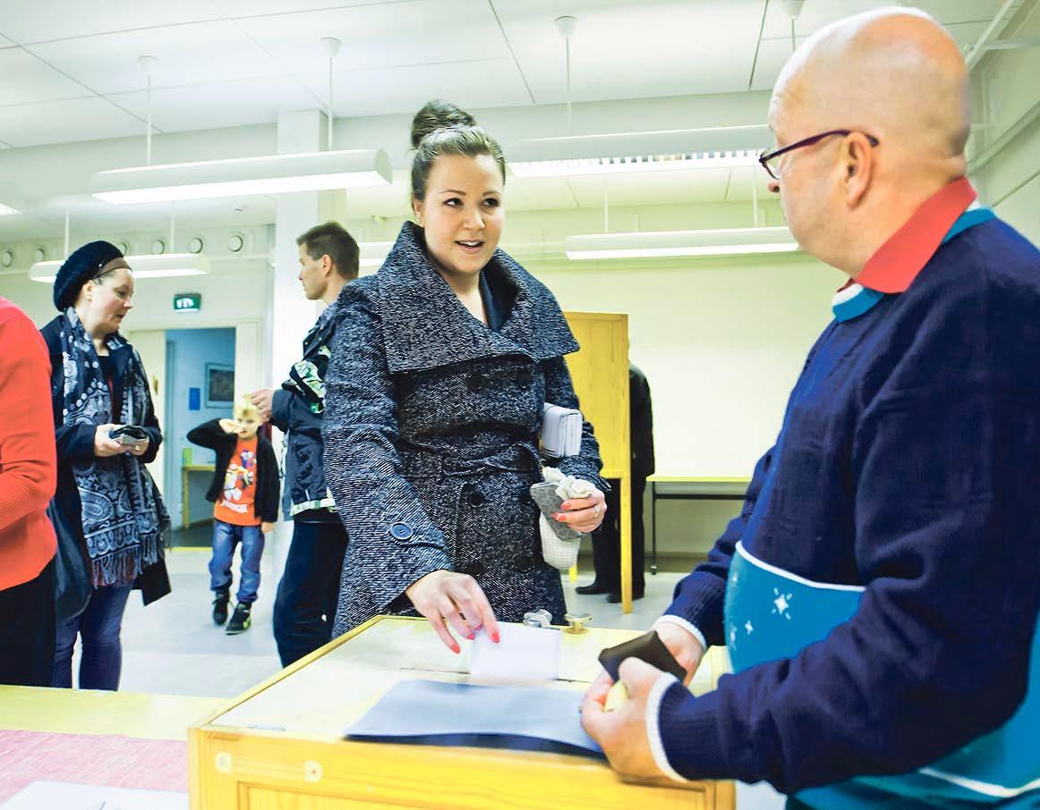 Hetti Hiltunen äänesti isänpäivänä Hakunilan kirkolla. Vaalitoimitsijana oli Kari Hokkanen.