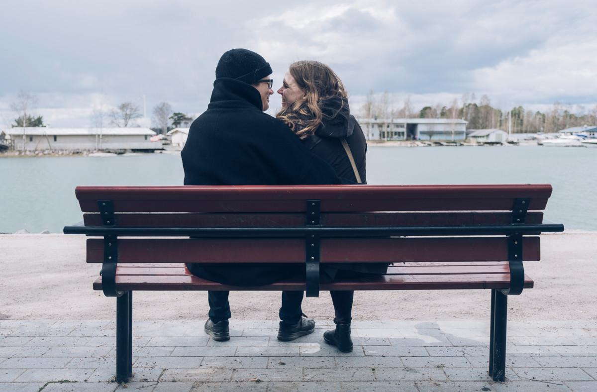 Tietojenkäsittelytiedettä opiskeleva Veera Lupunen yllätti saman alan väitöskirjaa tekevän Tuukka Norrin seurustelun kaksivuotispäivänä. ”Tein epävirallisen geokätkön. Tuukan piti etsiä ympäri kaupunkia seuraavaa pistettä. Viimeinen piste oli penkki, jonka alle olin kiinnittänyt sormukset sekä lapun, jossa kysyin, että lupaatko olla mun.”