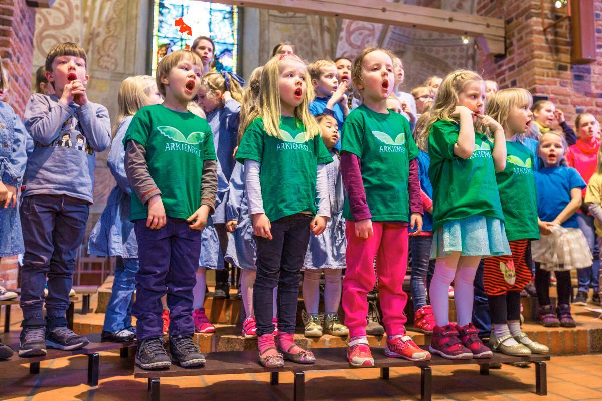 Muskarikuorot eri puolilta maata kokoontuivat laulamaan ja leikkimään Espoon tuomiokirkkoon huhtikuussa. Myös tapiolalaisen Laulusimpukat-muskarikuoron lapset osallistuivat tapahtumaan vihreissä t-paidoissaan.