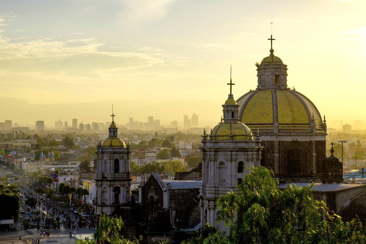Yli 80 prosenttia meksikolaisista on katolisia. Kuvassa on Guadalupen basilika pääkaupunki Mexico Cityssä.