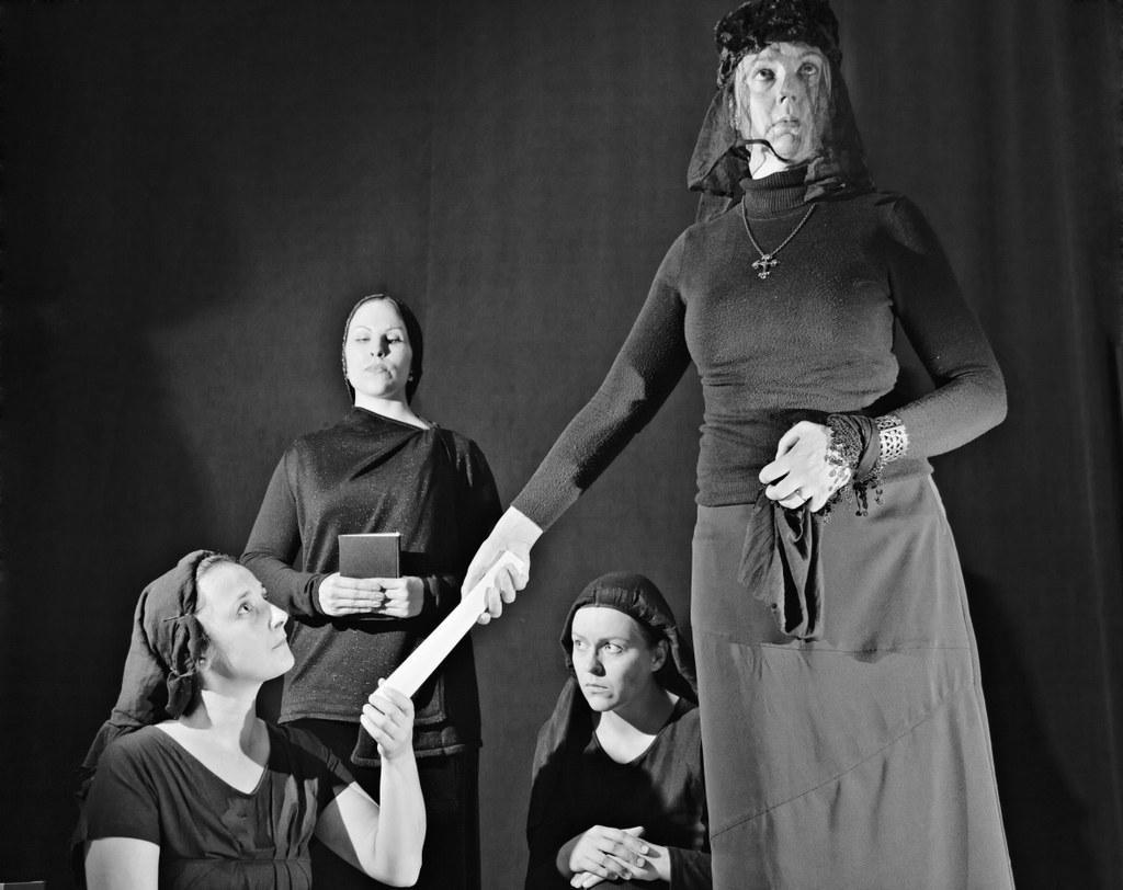 Oopperan dramatiikkaa. Margarita Nacér (vas.), Elizabeth Mecklin, Tanja Varha ja Mari Hautaniemi harjoittelevat Puccinin Suor Angelicaa Kinaporin palvelukeskuksessa.