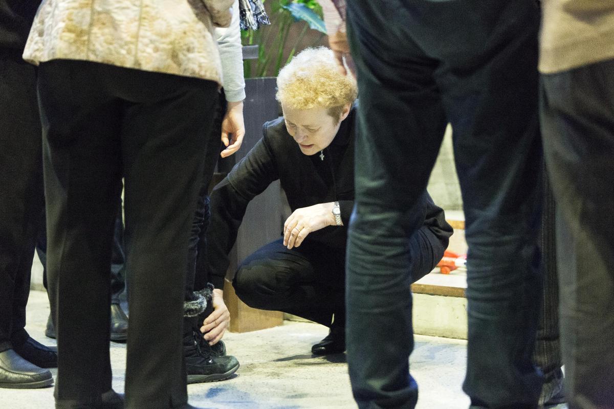 Rukous nilkan puolesta. Pirkko Jalovaara rukoili kymmenien ihmisten puolesta Espoonlahden kirkossa viime vuoden huhtikuussa. Seuraavaa rukousiltaa kaavaillaan ensi viikkoon.