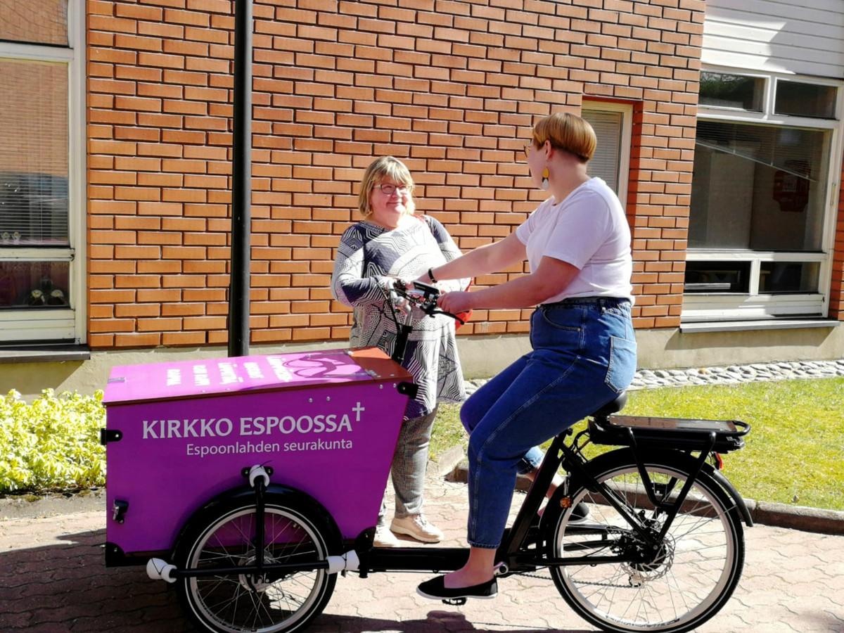 Uudella kahvipyörällä on helppo hurauttaa eri puolille Espoonlahtea tarjoamaan kahvia ja keskusteluseuraa. Sähköavusteista pyörää ovat testaamassa diakonit Marja-Liisa Kiiski ja Liisa Pohjonen.