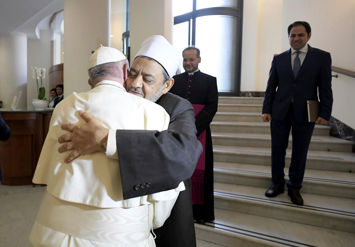 Paavi Franciscus tapasi al-Azharin suurimaamin Ahmed al-Tayyebin Vatikaanissa vuonna 2018.
