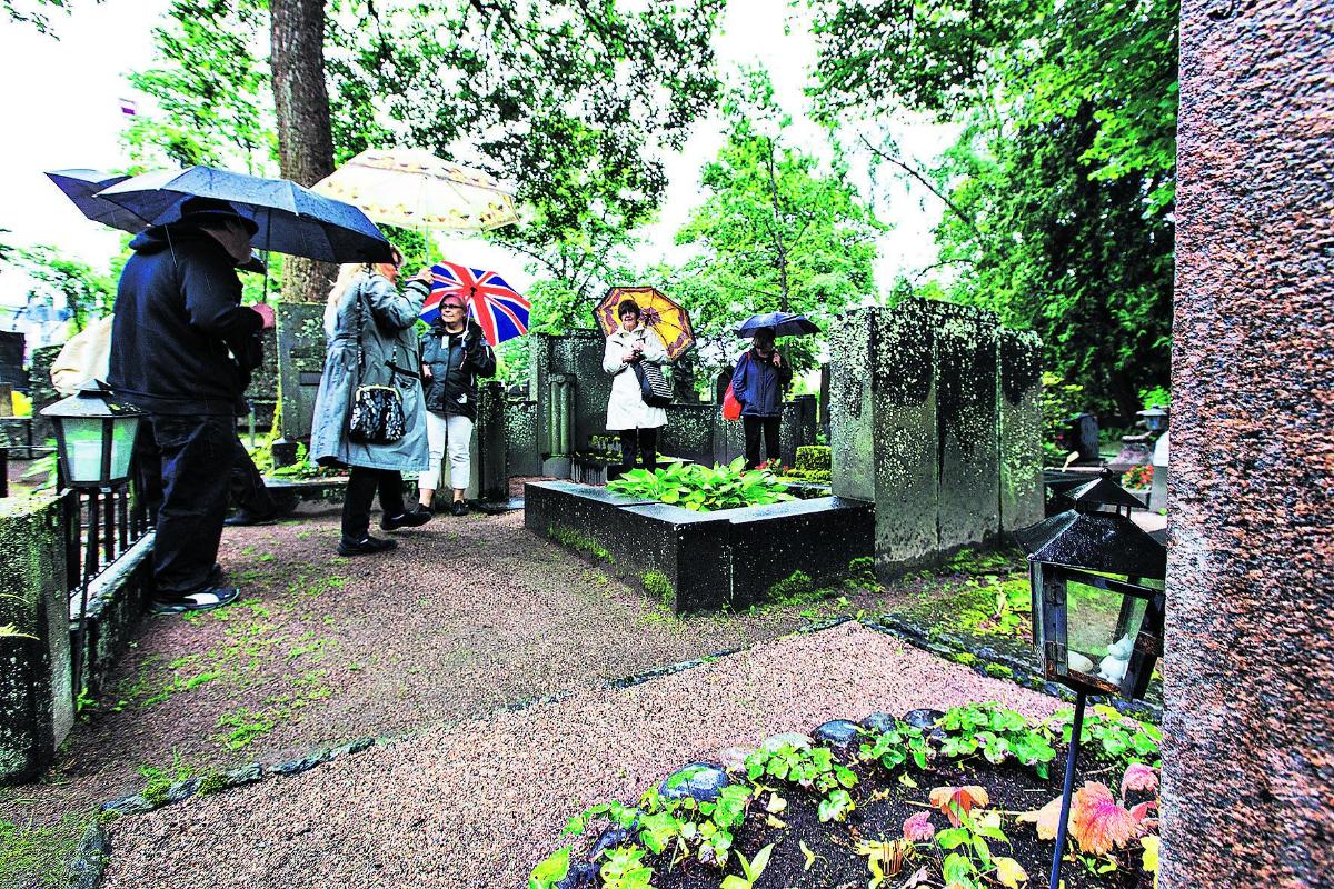 Muumien mamma. Tuusulan taitelijayhteisön hautojen läheisyydessä on myös Tove Janssonin hauta. Hautalyhdyn sisälle on joku tuonut Muumipeikko-figuurin.