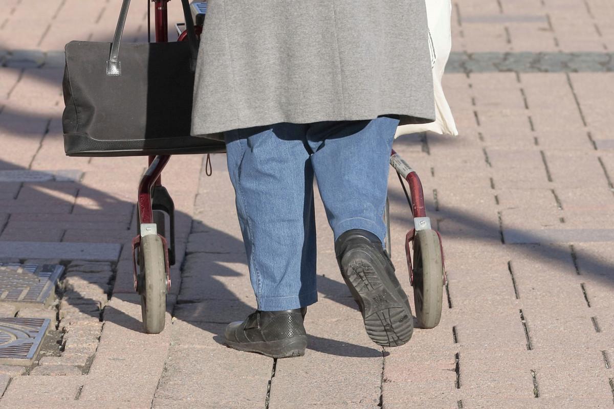 Seniorit voivat käydä kävelyllä koronan aikaan, mutta kaupassa käyntiä ei suositella. Siksi Helsinki-apu auttaa asioinnissa.
