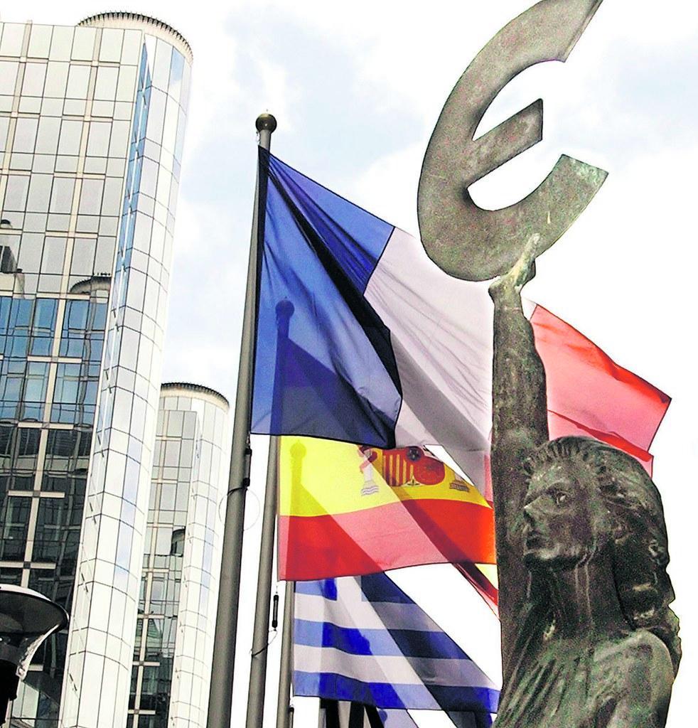 Euro johtotähtenä? Patsas on EU-parlamentin edessä Brysselissä. Kuva: Virginia Mayo/AP/Lehtikuva
