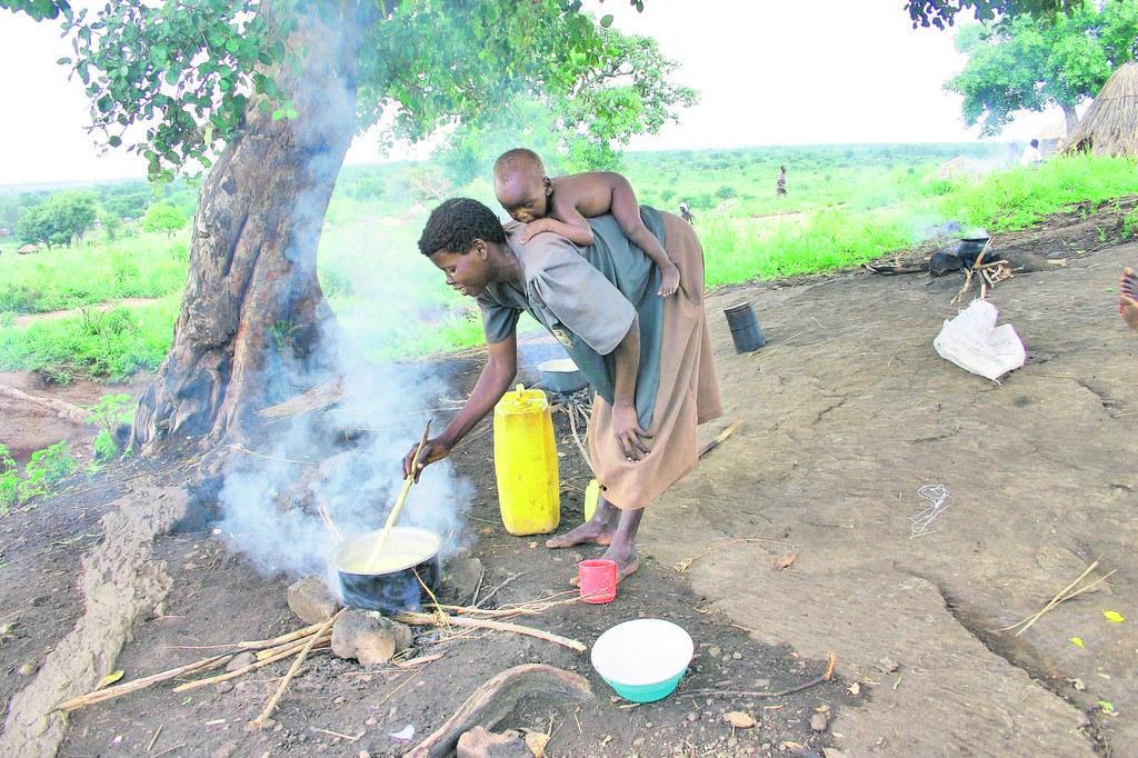 Avun saajat. Nainen valmistaa ruokaa lapselleen Liran pakolaisleirillä Ugandassa vuonna 2006. Helluntailiikkeen kehitysapujärjestö Fida toimitti humanitaarista apua pahamaineista LRA-sissiarmeijaa paenneille ihmisille.
