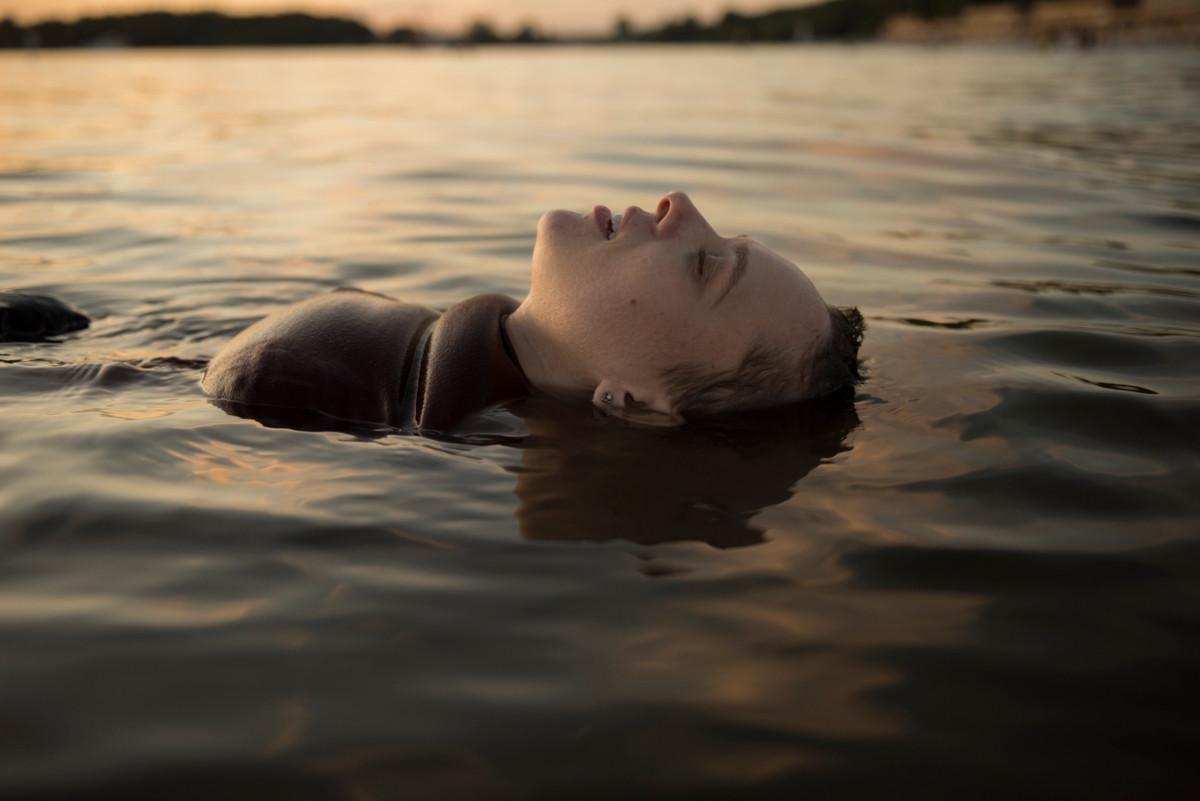 Tältä tuntuu vapaus: Unorthodox-sarjan päähenkilö Esty (Shira Haas) heittää pois peruukkinsa ja uskaltautuu uimaan. Kuva: Anika Molnar/Netflix