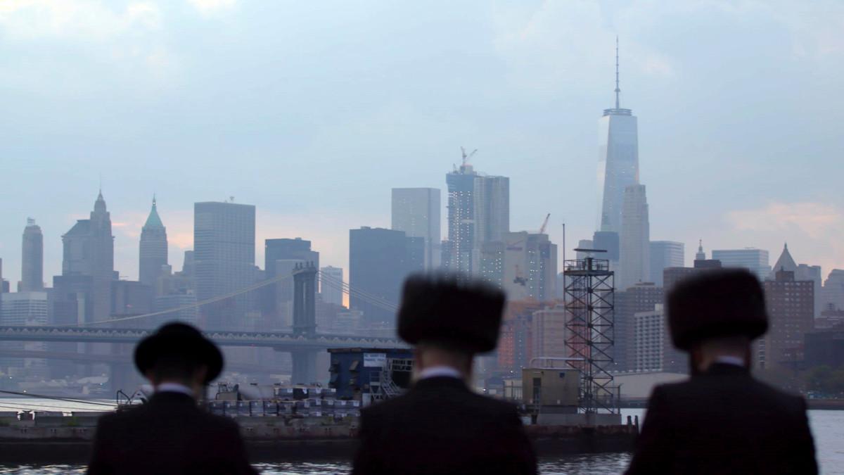 Dokumentti Yksi meistä kertoo New Yorkin Brooklynin hasidiyhteisön jättäneistä. Kuva: Netflix