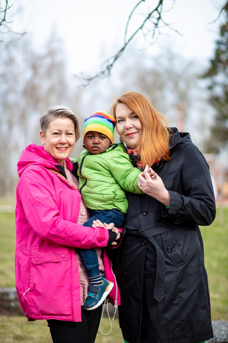 Ann Sandqvist (kuvassa vas.) halusi Hugon kummiksi ystävänsä Mari Rautasen, joka oli hänelle tärkeä tuki adoptioprosessin loppuvaiheessa.