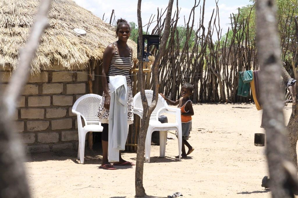 Luterilainen maailmanliitto käyttää Namibiassa käteisen rahan jakoon pohjautuvaa katastrofiavun mallia. Namibialainen Albertina Samuel perheineen kuuluu tuensaajien piiriin. 