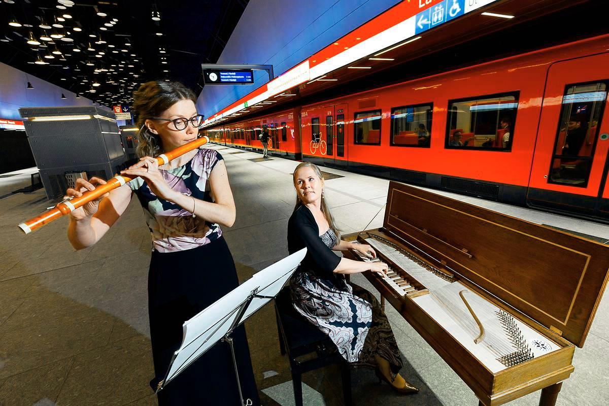 Helene Joy (vas.) soitti traversoa ja Päivi Vesalainen klavikordia Lauttasaaren metroasemalla 2018. 