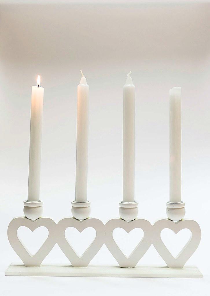 Kotihartautta. Ensimmäisenä adventtisunnuntaina alttarilla on kuusi kynttilää. Sen jälkeen niitä on enää kaksi. Neljä alttarikynttilää ei olekaan liturgiaa vaan kotihartautta, joka on peräisin Ruotsista. Kuva: Pekko Vasantola