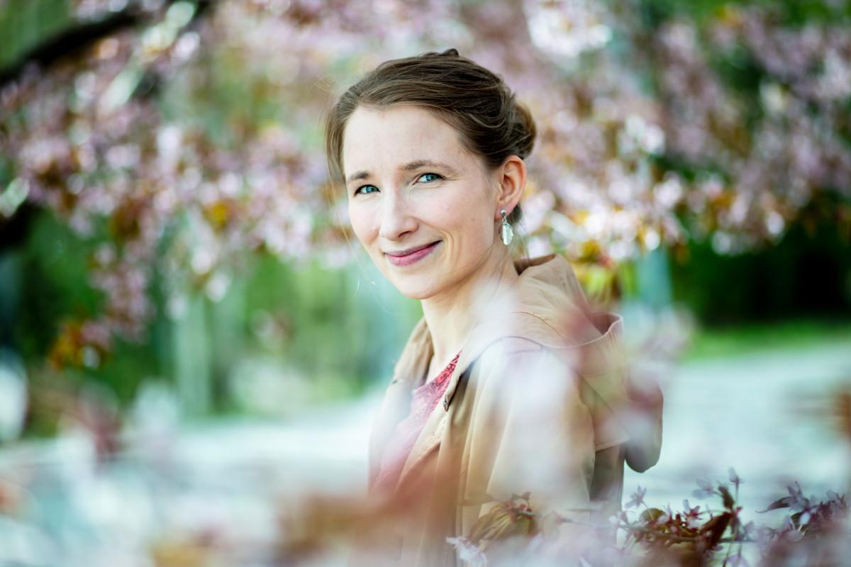 Suvivirsikisan voittaja Tuuli Charalambous nauttii keväästä kirsikkapuiden katveessa kotonaan Veikkolassa.