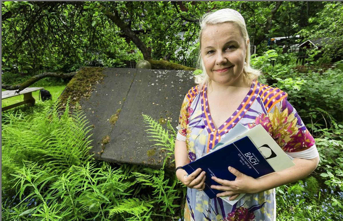 Kotipuutarhassa. Anu Komsi hoitaa kuntoaan puutarhatöillä ja käymällä aikuisbaletissa. ”Joskus käy niin hyvin, että esitettävänä olevassa roolissakin pääsee tanssimaan”, Komsi sanoo.