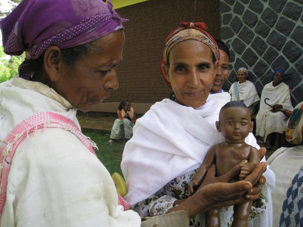 Tuloksellista valistusta. Kuvan etiopialainen isoäiti totesi opetusta saatuaan, että hänen lastenlapsiaan ei enää ympärileikata.