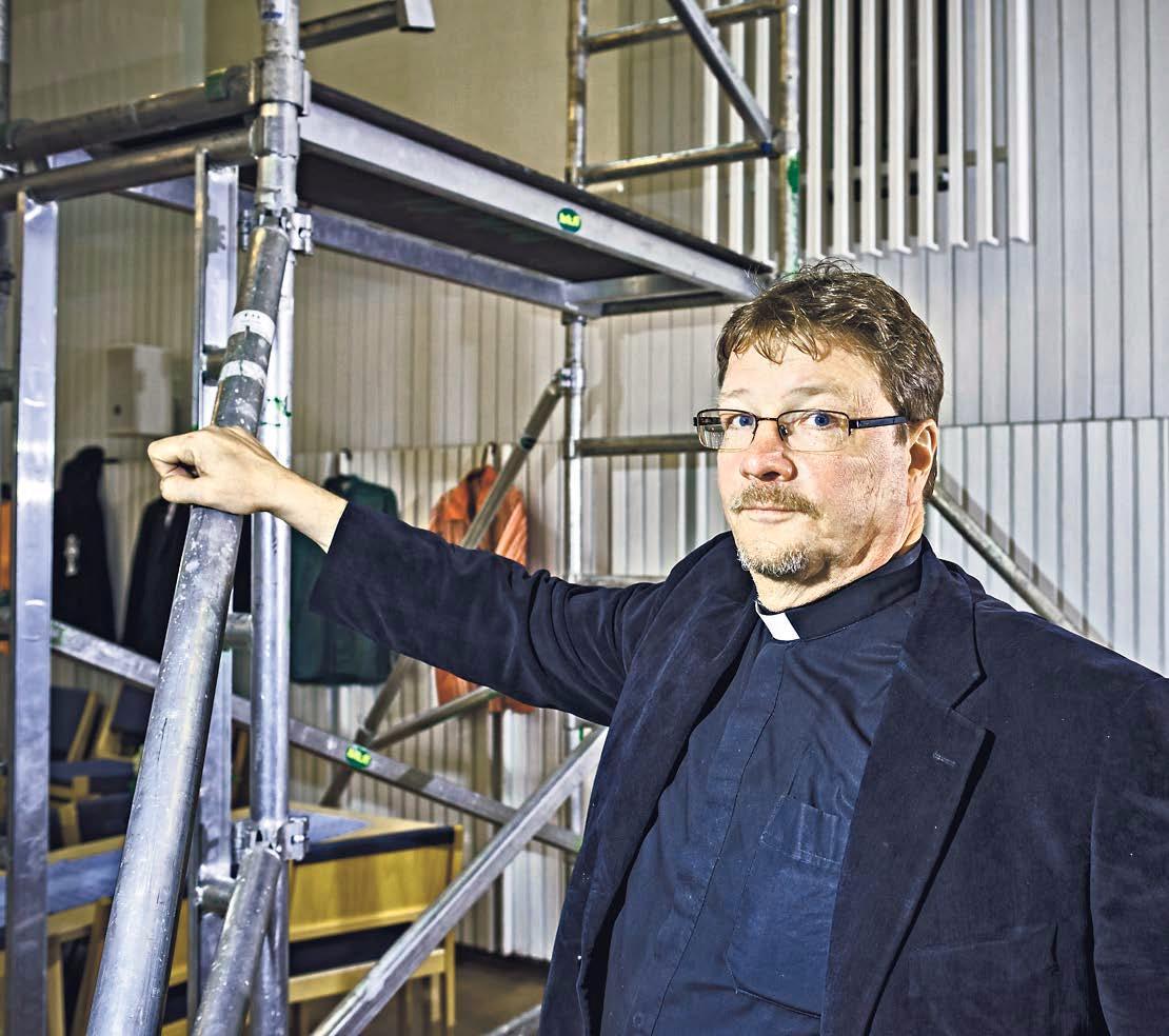Kirkkoherra Hannu Pöntisen mukaan Myyrmäen kirkko on perusteellisen korjauksen tarpeessa.