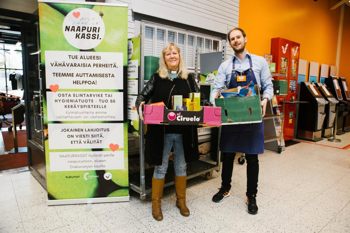 Diakoniatyöntekijä Merja Lehtisalo ja K-Supermarket Lasihytin kauppias Erkki Zaiedman kävivät katsomassa, mitä Naapurikassi-keräykseen on jätetty.