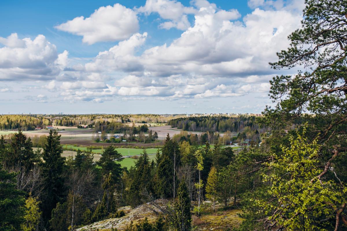 Högberget nousee lähes 75 metriä merenpinnan yläpuolelle. Jyrkänteeltä avautuva peltomaisema on Sotungin keskiajalta periytyvää kylämaisemaa. Sen takana näkyvät korkeiden piippujen ja Hakunilan kerrostalojen siluetit.