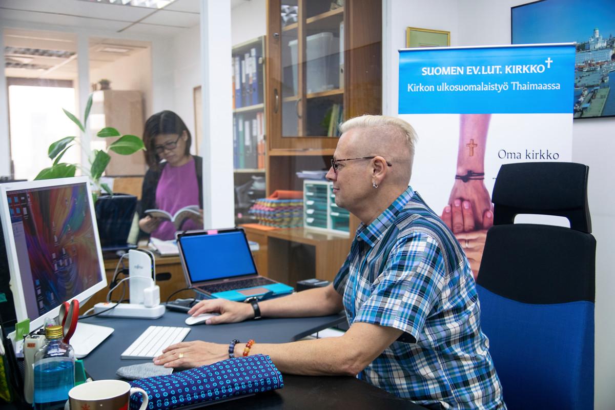 Siirtolais- ja turistipastori Jyrki Markkanen toimistollaan. Assistentti Suphanee Saenyao on kristitty. Kristittyjä on Thaimaan väestöstä noin prosentti.