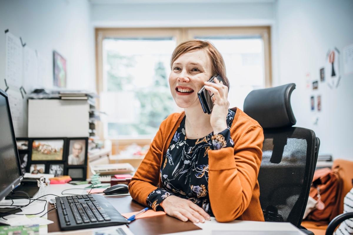 On myös niitä, joilla on ollut jokin akuutti tilanne tai yksinäisyyttä, jonka vuoksi on toivottu soittoa, Iisa Lehtinen kertoo.