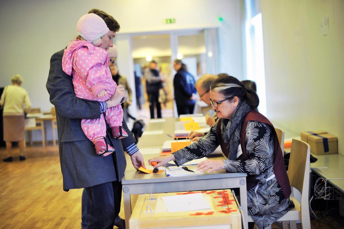 Muutoksen tuulia? Äänestäjä ojensi vaalikuoren leimattavaksi sunnuntaina Espoon tuomiokirkkoseurakunnan seurakuntatalossa. Vaalikoneen mukaan uusista kirkkovaltuutetuista 21 suhtautuu homoparien vihkimiseen kirkossa myönteisesti ja vähintään 24 kielteisesti.