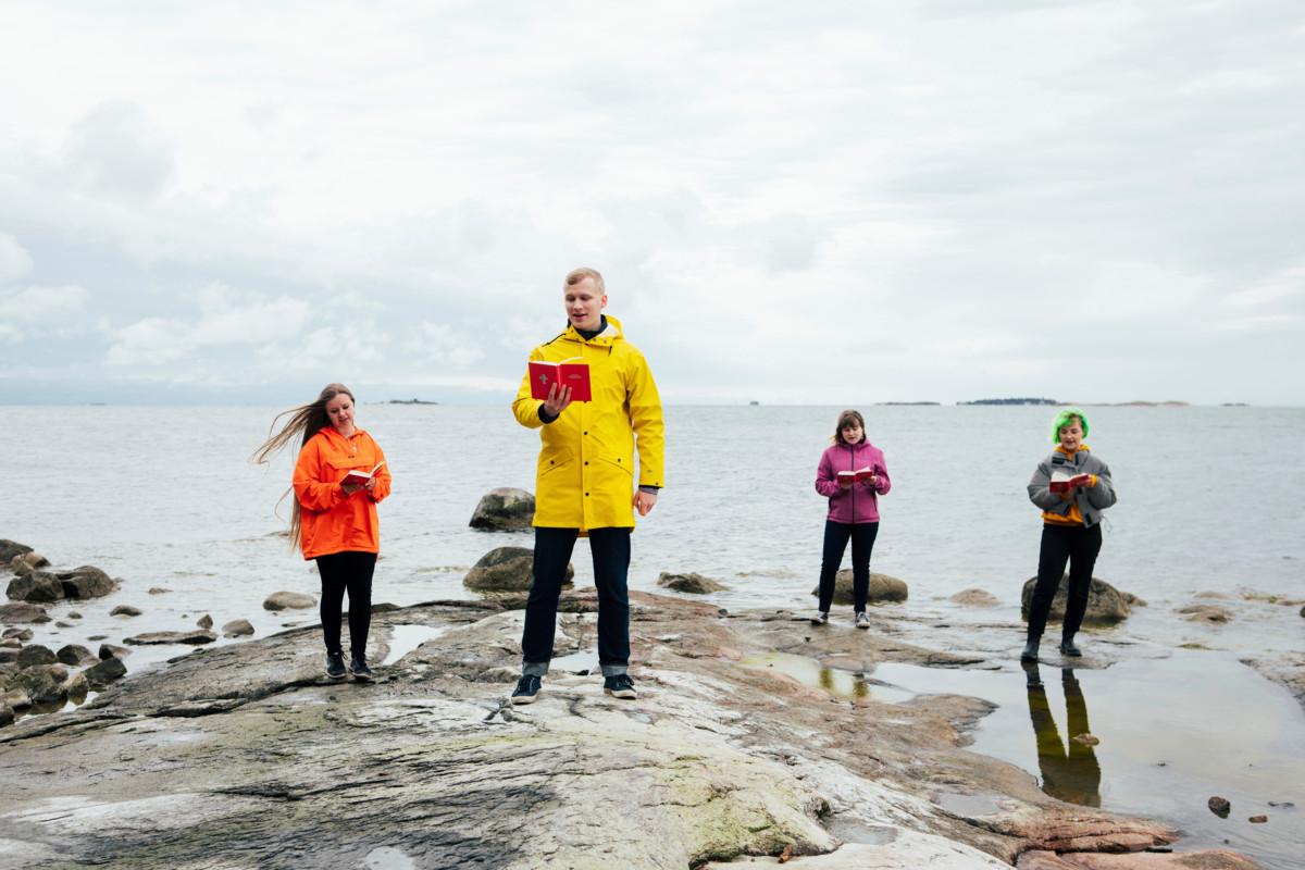 Indigo Laurén (vas.), Matias Kari, Anna-Elena Vallivirta ja Iida Loukimo laulavat Leppävaaran seurakunnan Liekki-bändissä.