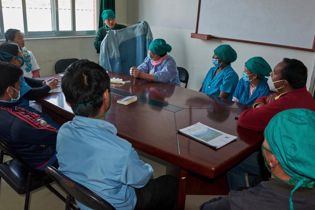 United Mission Nepal -sairaalan henkilökuntaa koulutetaan suojavarusteiden käytössä.