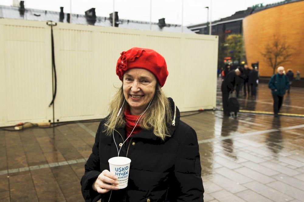 Leena Korolainen äänesti ensimmäisenä Narinkkatorilla. Kuva: Pekko Vasantola
