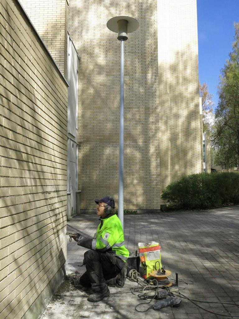 Työnjohtaja Kari Ojanen Rasacon Oy:sta tekee saumausmalleja. Varsinainen työ alkaa sen jälkeen, kun arkkitehti Juha Leiviskä on valinnut neljästä mallista sopivimman.