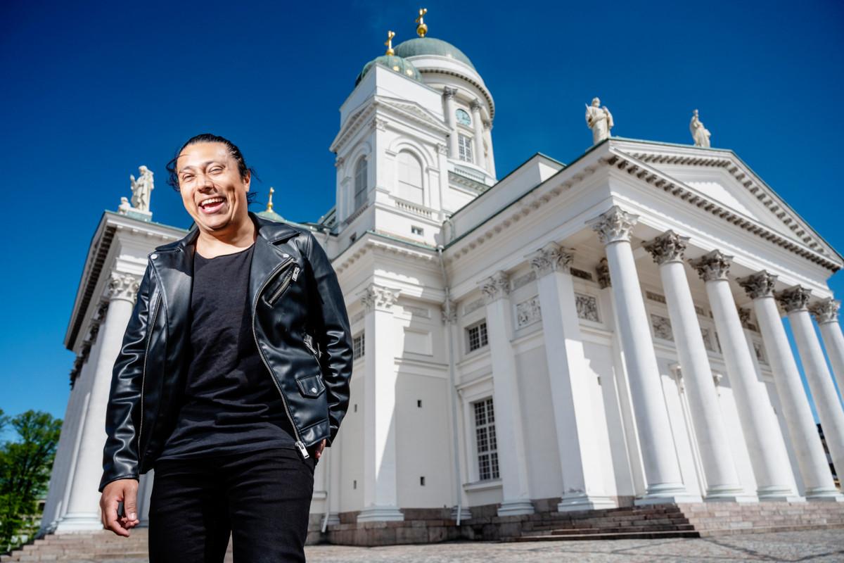 Pietu Korpelainen vihitään kohta papiksi Helsingin tuomiokirkossa. Hänen mielestään hyvä yhteisö on sellainen, jossa uskalletaan nauraa itselle.
